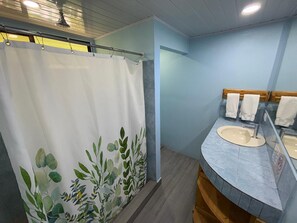 Shower, rainfall showerhead, free toiletries, towels - Peace of Paradise (Quepos)