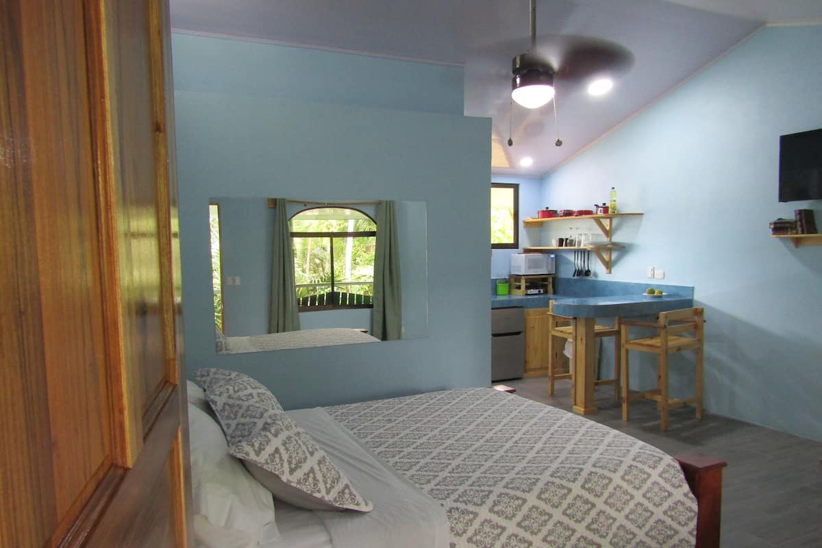 Economy Studio Suite | In-room safe, soundproofing, iron/ironing board, WiFi (free)