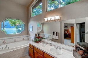 Chalet | Bathroom | Separate tub and shower, deep soaking tub, free toiletries, hair dryer - Lakeside (Cle Elum)