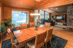 Chalet | In-room dining - Lakeside (Cle Elum)