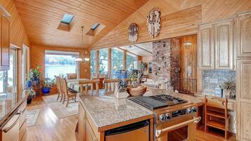 Chalet | Private kitchen | Full-size fridge, microwave, oven, stovetop