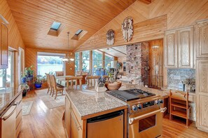 Chalet | Private kitchen | Full-size fridge, microwave, oven, stovetop - Lakeside (Cle Elum)