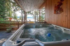 Outdoor spa tub - Lakeside (Cle Elum)