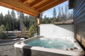 Outdoor spa tub - The Cabin (Cle Elum)
