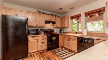 Chalet | Private kitchen | Full-sized fridge, microwave, oven, stovetop