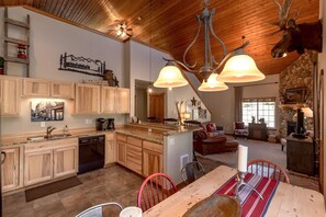 Chalet | In-room dining - Wintergreen Chalet (Cle Elum)