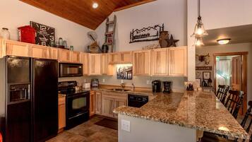 Chalet | Private kitchen | Full-sized fridge, microwave, oven, stovetop