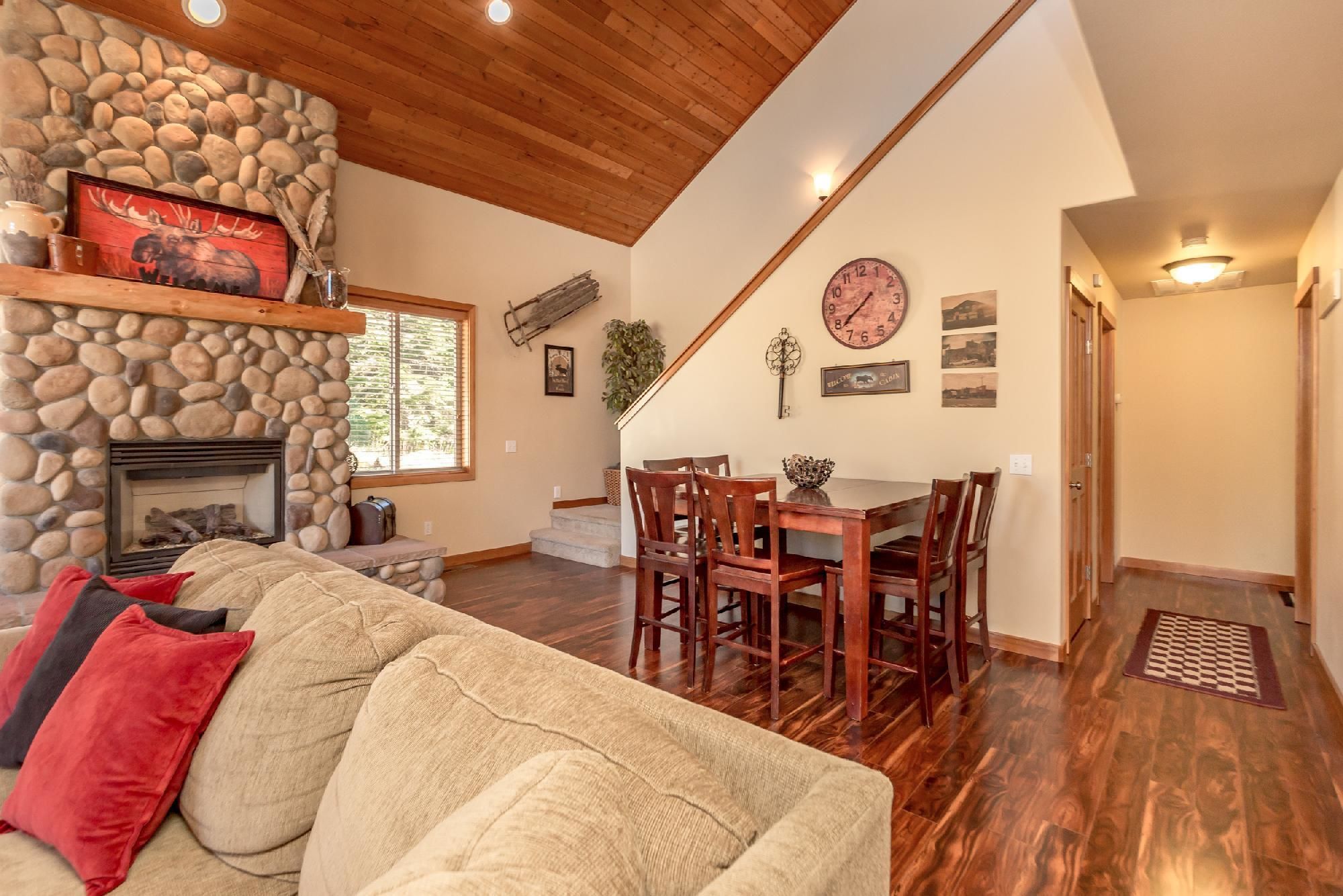 Chalet | Living area | Flat-screen TV, Netflix, DVD player