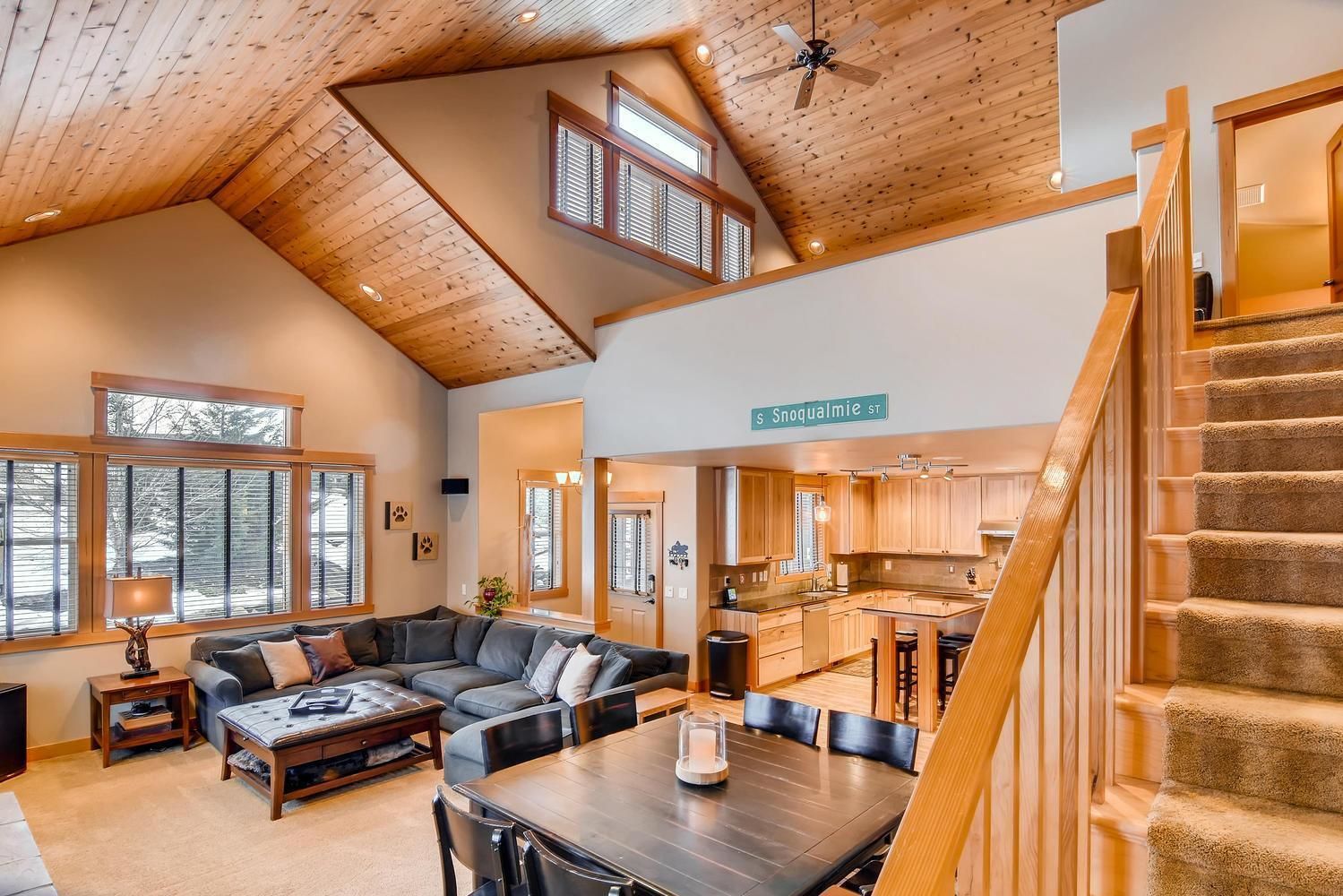 Chalet | Living area | Flat-screen TV, first-run films