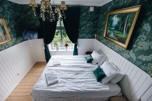 Double Room, Shared Bathroom | Blackout drapes, iron/ironing board (on request), WiFi (free)