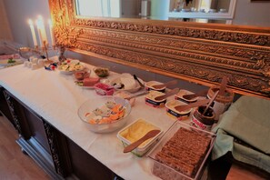 Daily buffet breakfast (SEK 120 per person) - Mjällbyhus Pensionat & Stugby (Sölvesborg)