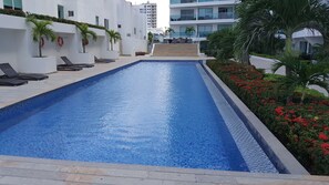 2 piscines extérieures, piscine sur le toit, chaises longues
