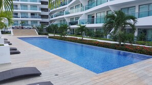2 piscines extérieures, piscine sur le toit, chaises longues