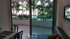 Apartamento família | Área de estar | TV de tela plana