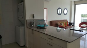 Departamento, 2 camas matrimoniales, vista al océano | Cocineta privada | Refrigerador, microondas, cafetera y tetera y utensilios de cocina 
