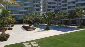 Piscina a l'aire lliure i gandules 