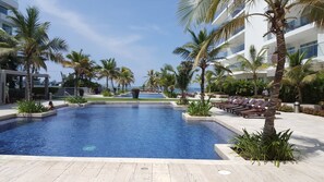Outdoor pool, pool loungers - Apartamento frente al mar Morros Epic (Cartagena)
