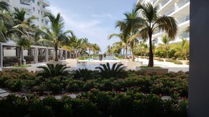 Outdoor pool, pool loungers - Apartamento frente al mar Morros Epic (Cartagena)