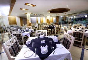 供应早餐、午餐和晚餐,国际美食