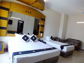 Suite familiar, varias camas, tina, vista parcial al mar | 1 habitación, ropa de cama de alta calidad y camas Select Comfort 