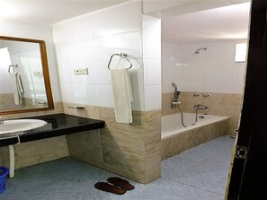 Suite familiale, Plusieurs lits, baignoire, vue partielle sur la mer | Salle de bain | Articles de toilette (gratuits), pantoufles, serviettes fournies