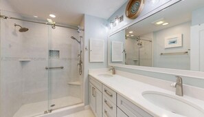 Combined shower/tub, hair dryer, towels