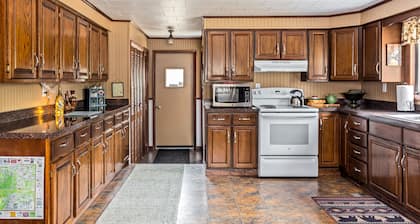 Northern Memories Couples Getaway! Open 24/7: Jacuzzi/Grill/Firepit/Pet friendly