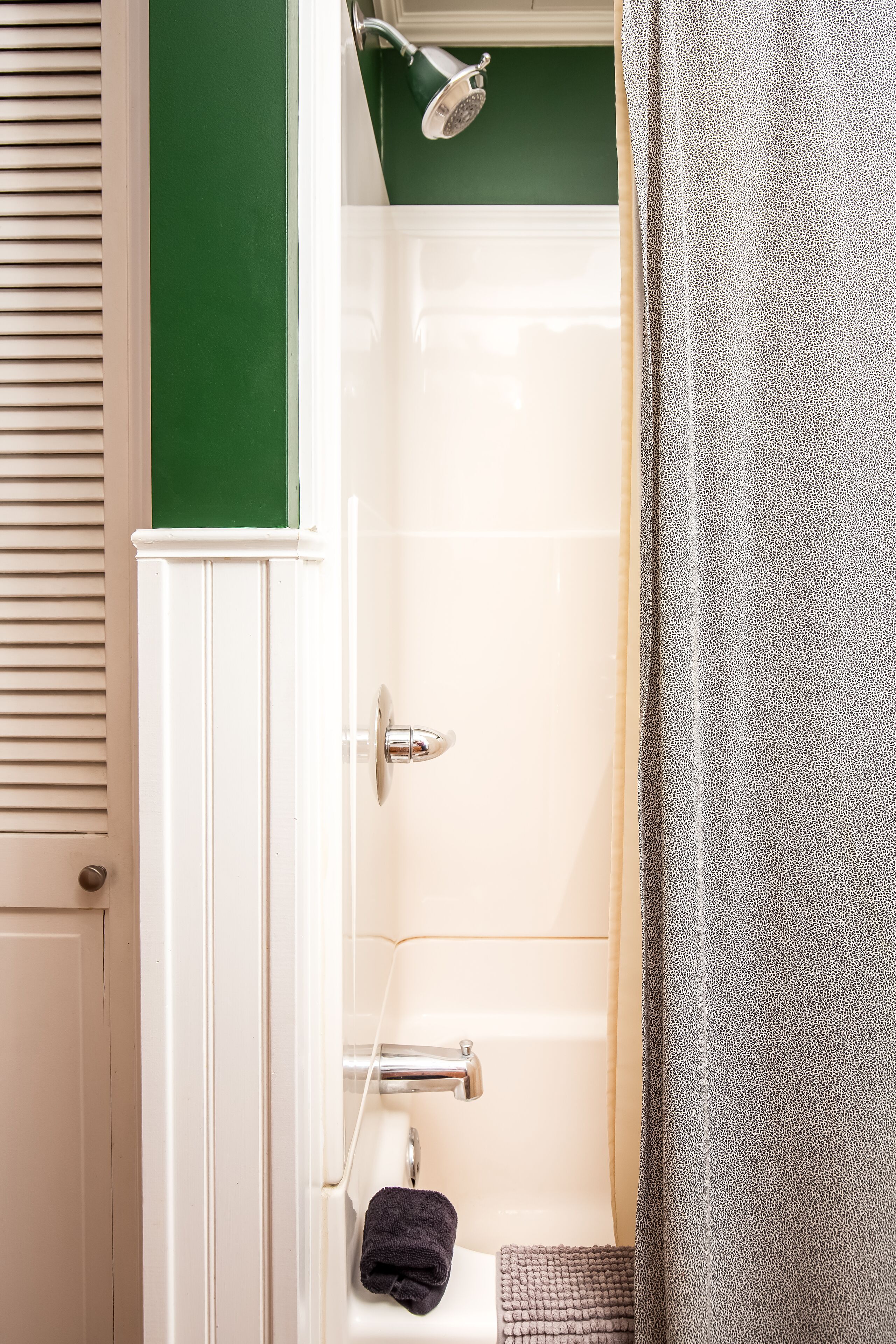 Une salle de bain équipée d’une douche, de toilettes et d’un porte-serviettes.