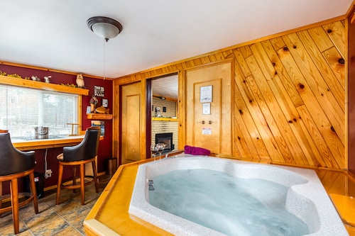 Northern Memories Couples Getaway! Open 24/7: Jacuzzi/Grill/Firepit/Pet friendly