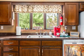 Fridge, microwave, oven, stovetop - Northern Memories Couples Getaway! Open 24/7: Jacuzzi/Grill/Firepit/Pet friendly (Grayling)