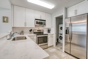 Frigorifero, microonde, forno, piano cottura