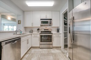 Réfrigérateur, micro-ondes, four, plaque de cuisson