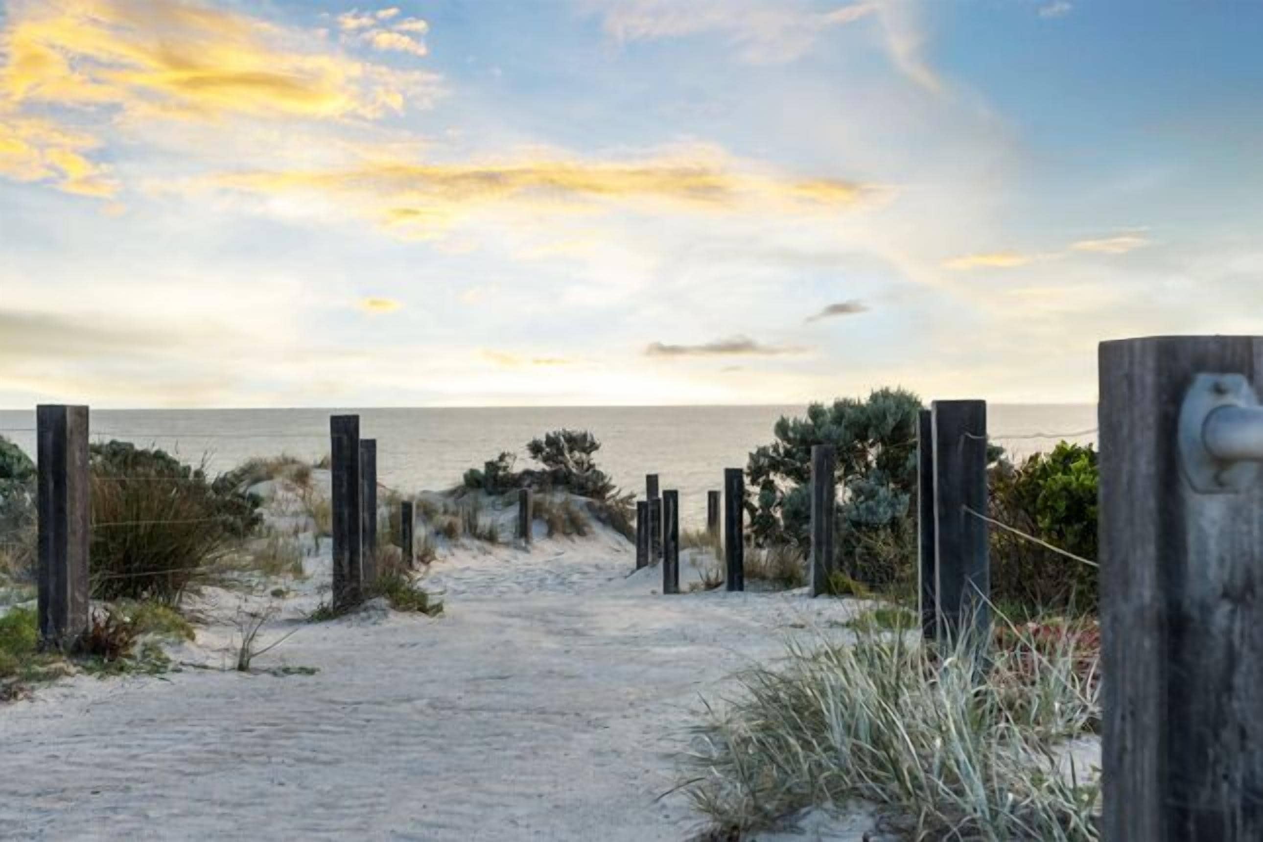 Belle Vista apartment absolute beach front w/ Free WiFi — image 8