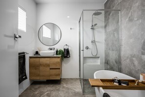 Ducha y bañera combinadas, secador de pelo, toallas y jabón
