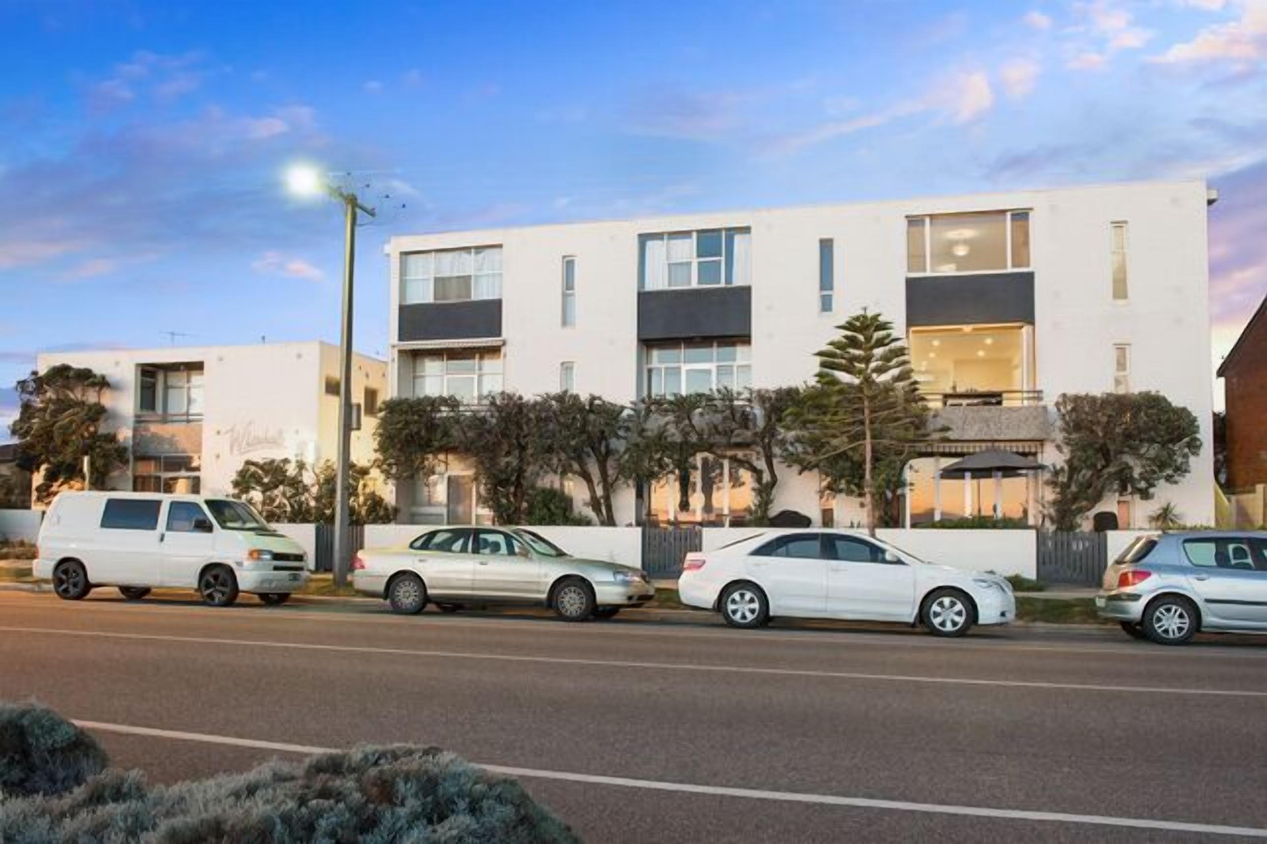 Belle Vista apartment absolute beach front w/ Free WiFi — image 20