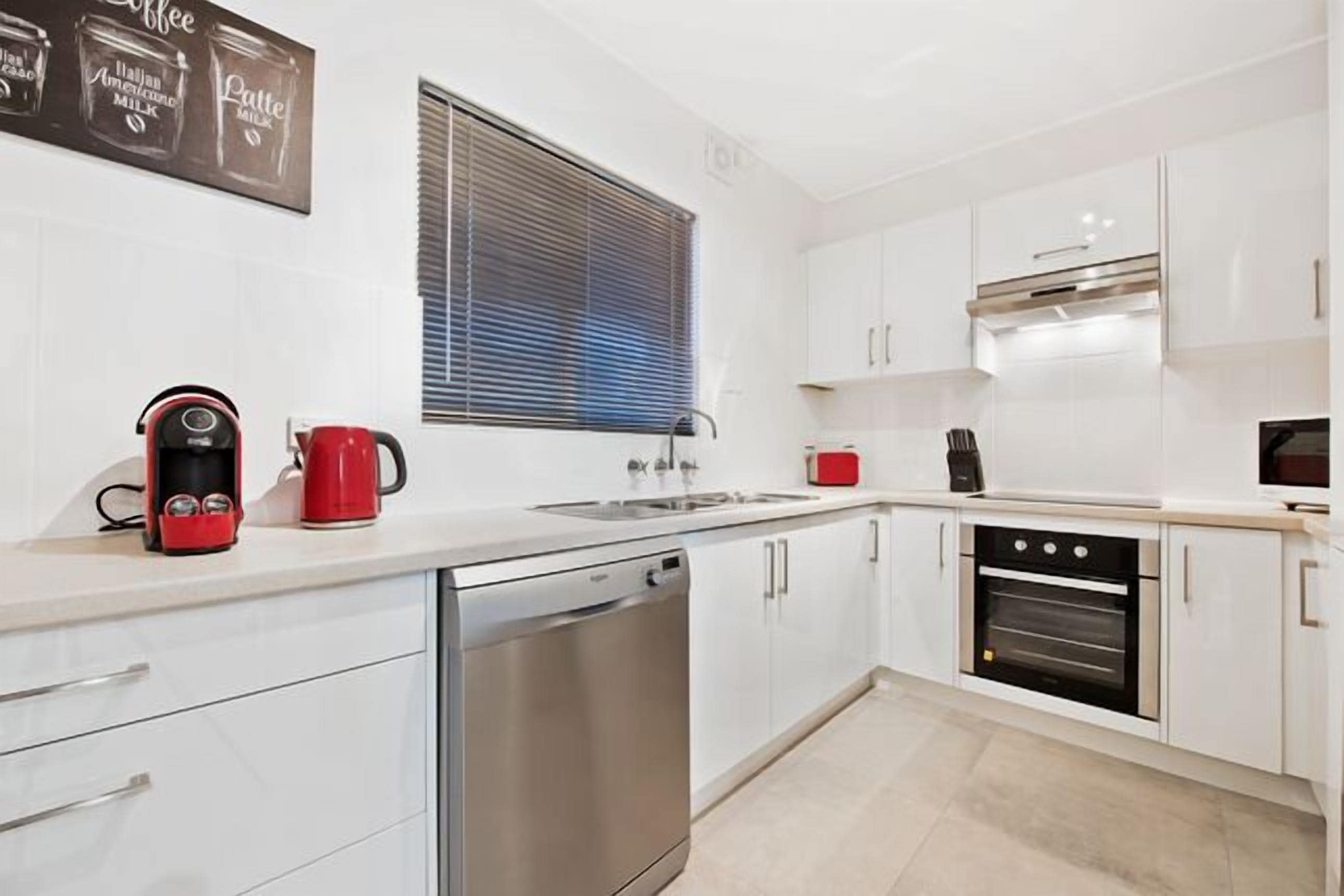 Belle Vista apartment absolute beach front w/ Free WiFi — image 12