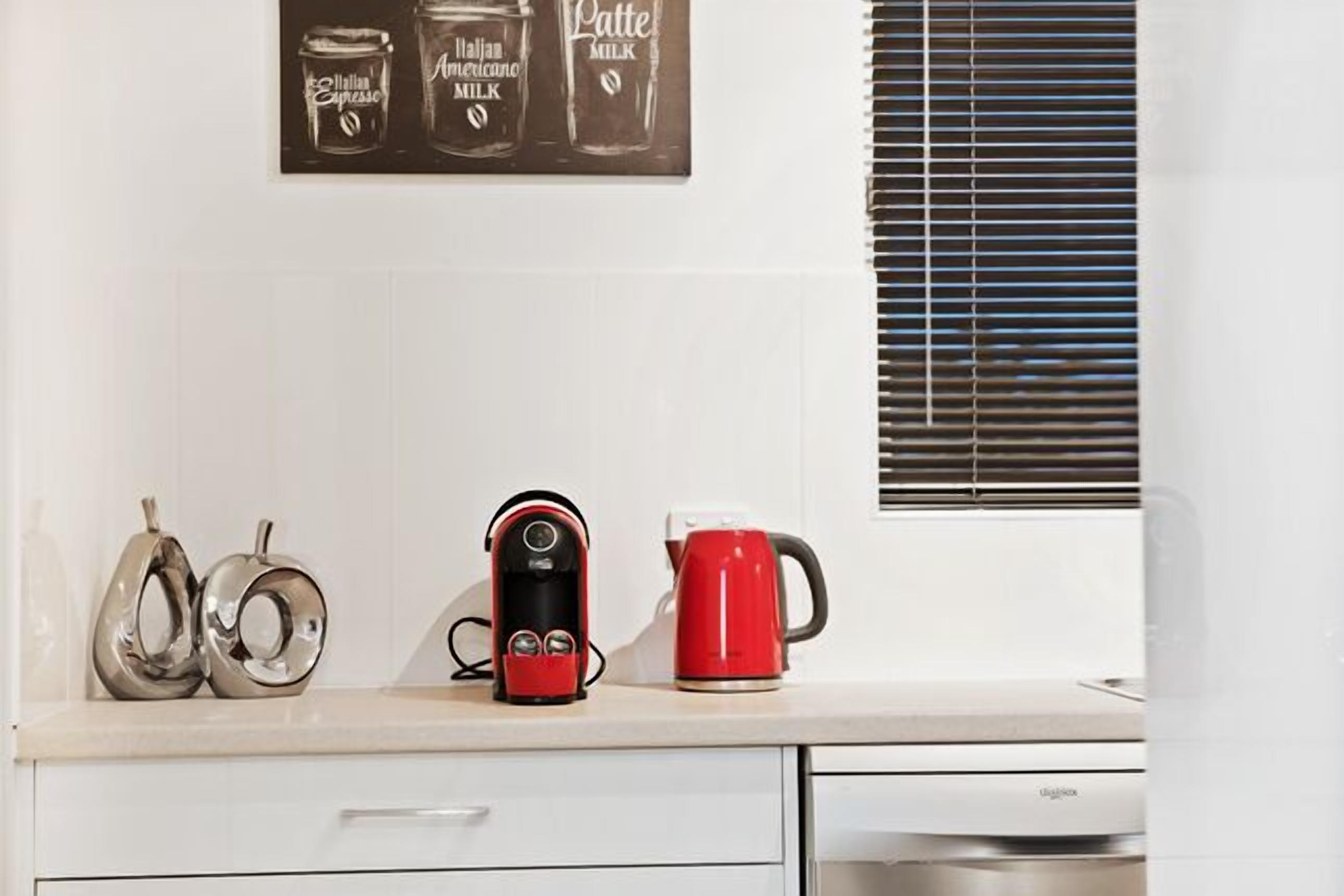 Belle Vista apartment absolute beach front w/ Free WiFi — image 13