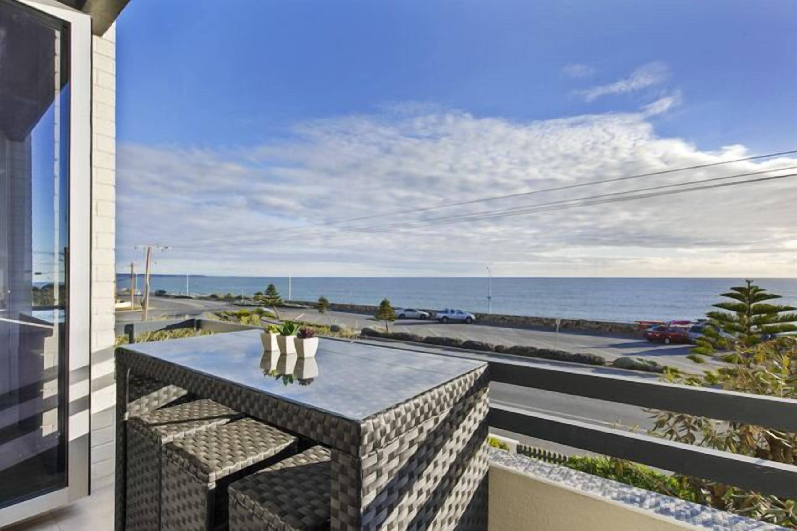 Belle Vista apartment absolute beach front w/ Free WiFi — image 7