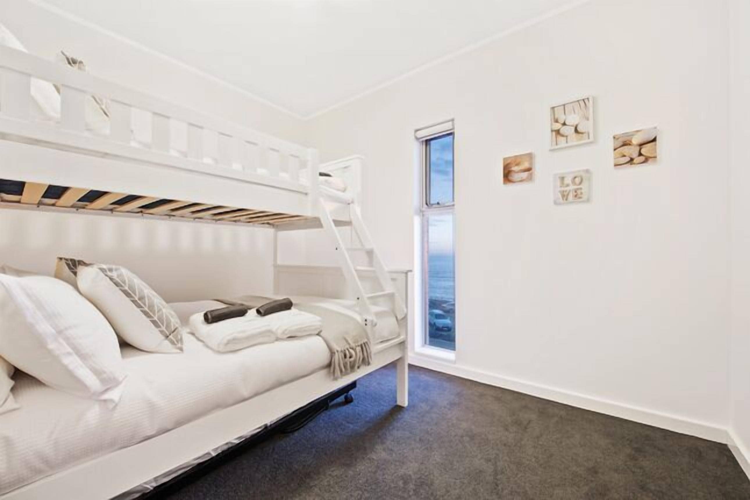 Belle Vista apartment absolute beach front w/ Free WiFi — image 15