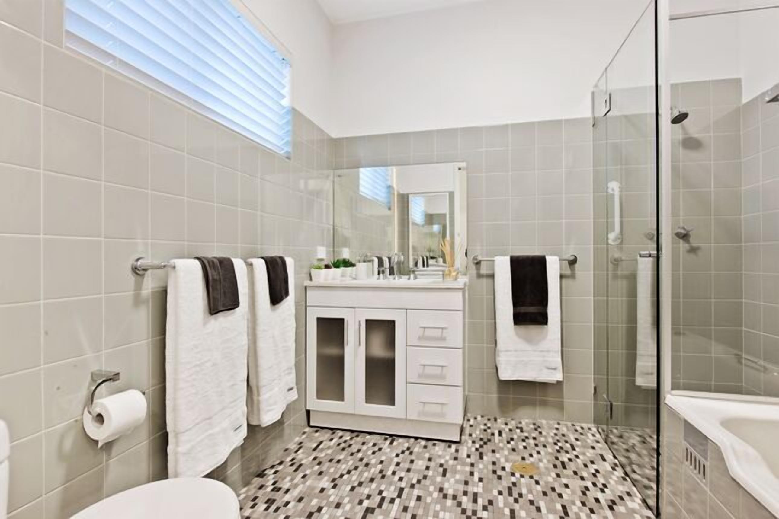 Belle Vista apartment absolute beach front w/ Free WiFi — image 17