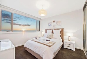 3 bedrooms, iron/ironing board, travel cot, free WiFi - Belle Vista apartment absolute beach front w/ Free WiFi (West Beach)