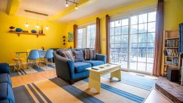 Una televisión, un futbolín, una mesa de tenis de mesa