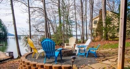 Here Comes the Sun: 2 Kayaks, Wifi, Ping Pong & Pool table,Sandy Beach, Fenced in Yard, Pet Friendly