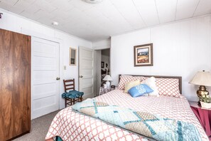 2 bedrooms, desk, iron/ironing board, WiFi