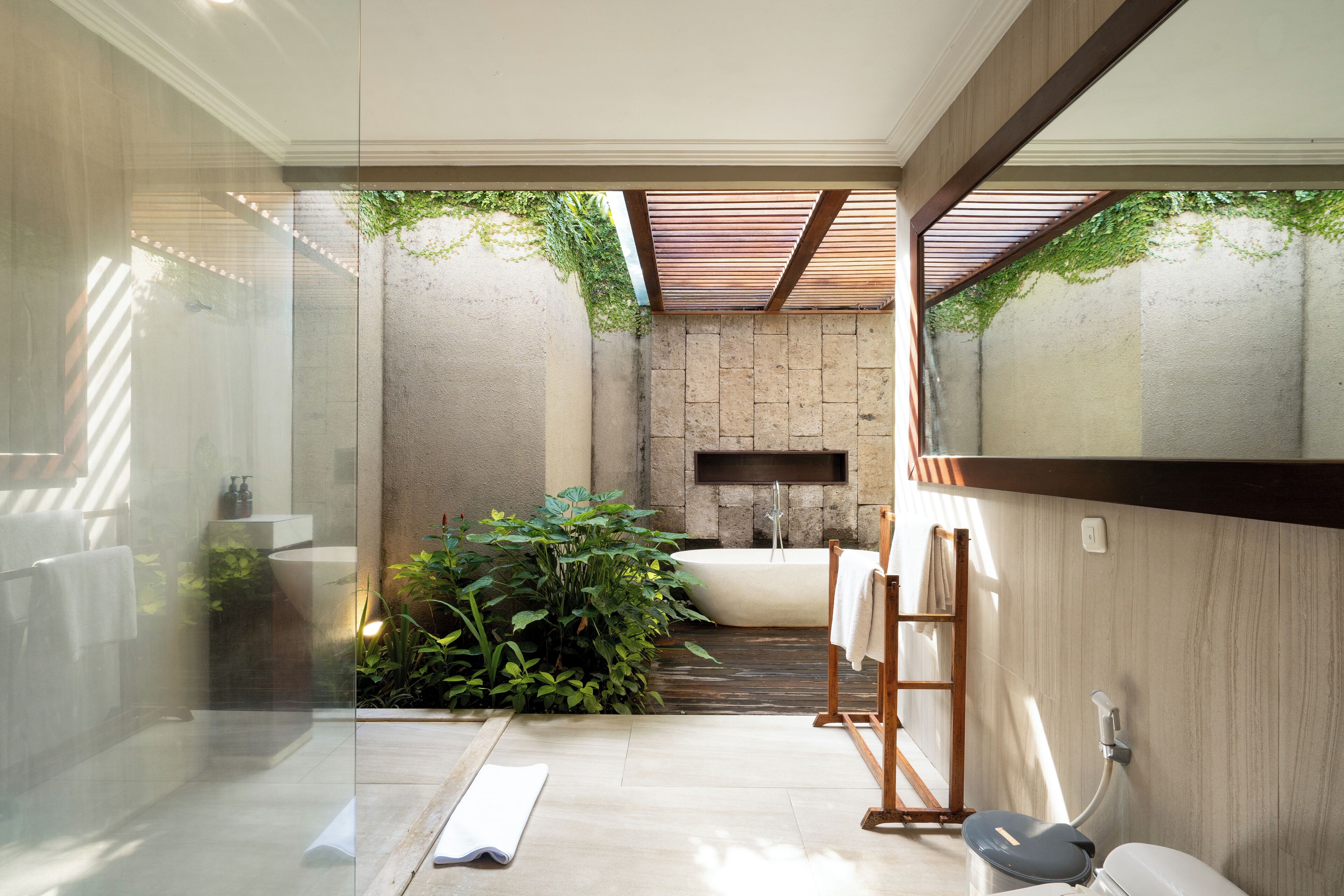 Separate tub and shower, deep soaking tub, rainfall showerhead