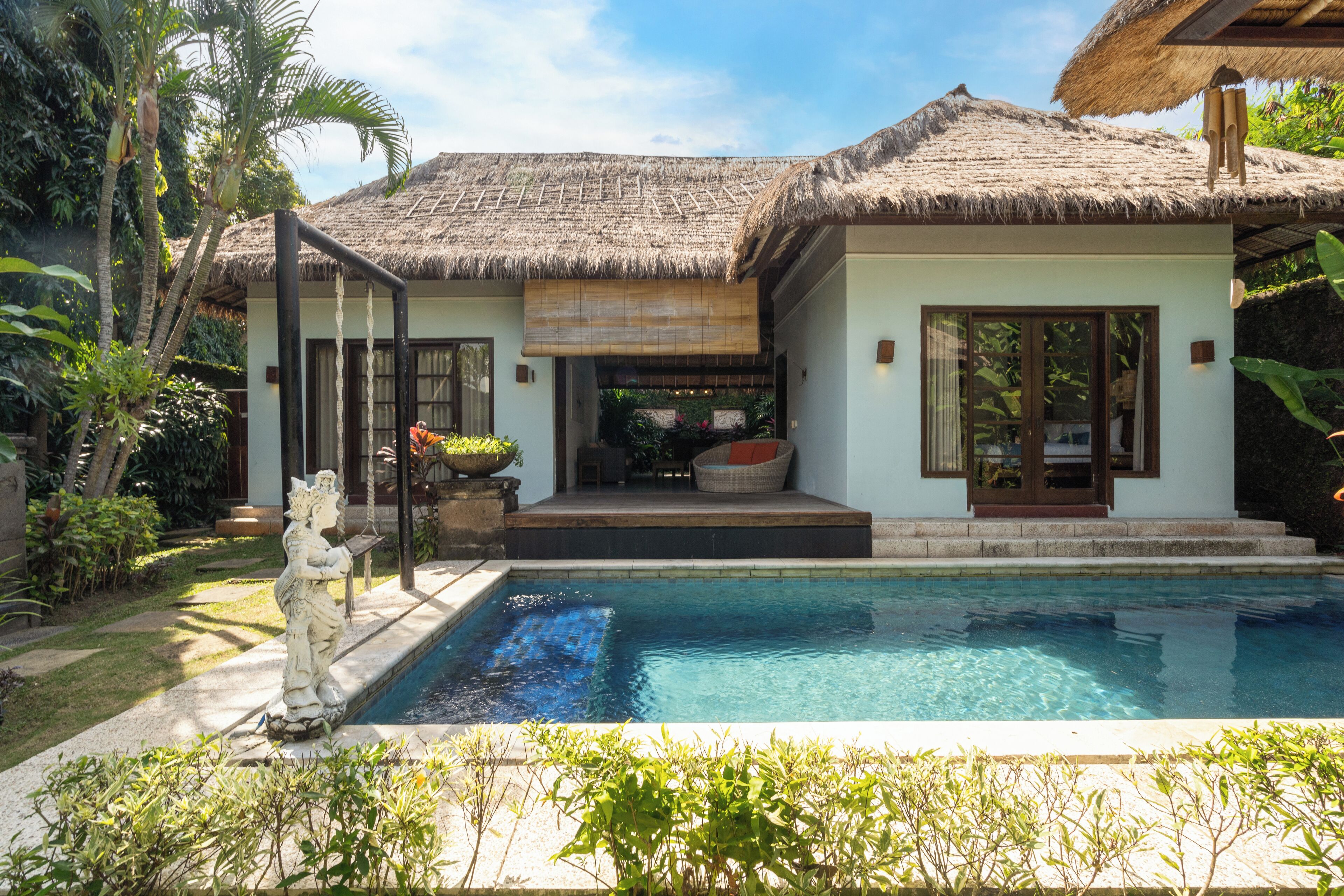 室内游泳池，室外游泳池，日光浴躺椅