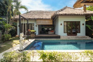 Indoor pool, outdoor pool, sun loungers - Kecapi Villa Seminyak (Seminyak)