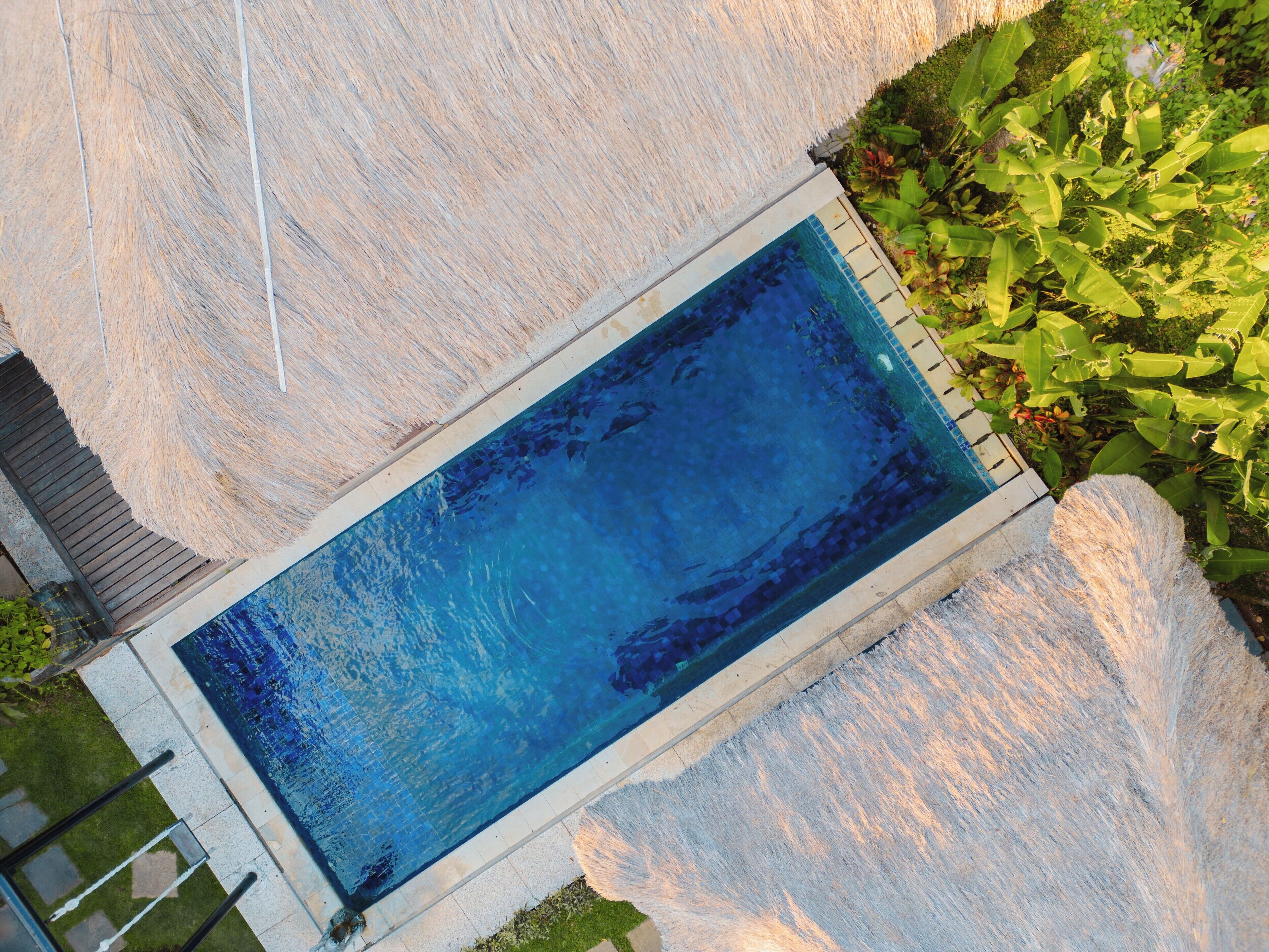 Una piscina techada, una piscina al aire libre
