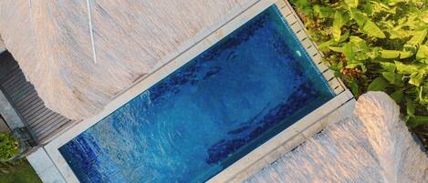 Una piscina techada, una piscina al aire libre