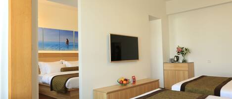 Suite | Desk, blackout drapes, free WiFi